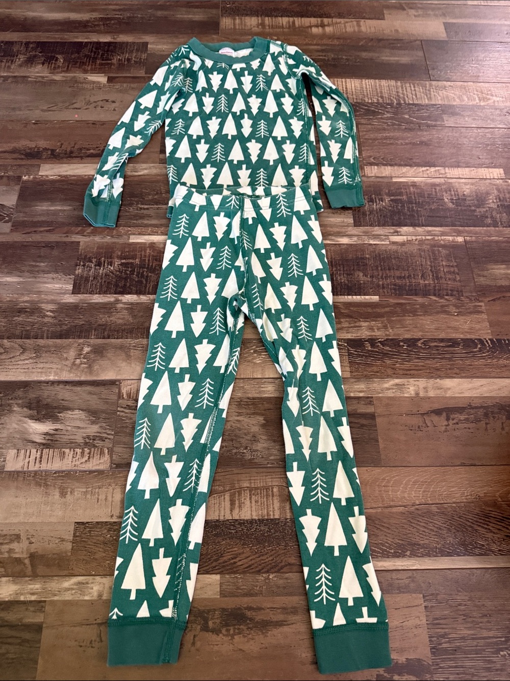Hanna Andersson Green and White Tree Print Pajama Set size 6/7
